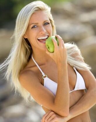 djevojka jede jabuku za mršavljenje za 10 kg mjesečno