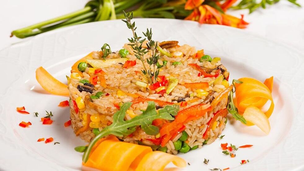 Rižoto od povrća savršen je ručak za one koji su na mediteranskoj prehrani. 