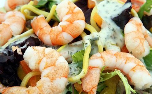 Salata s ukusnim škampima i povrćem na jelovniku Dukan dijete